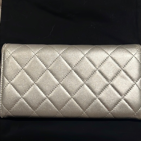 Chanel Silver Quilted Women's Bag - Picture 2 of 5